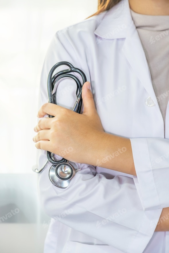 The female doctor held a stethoscope and stood in the ward with a