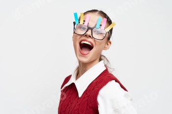 Fille joyeuse avec lunettes surdimensionnées